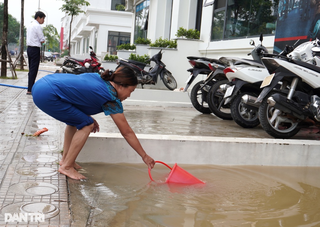 Chủ cửa hàng ở biệt thự nhà giàu mất trắng 800 triệu sau 10 phút mưa ngập - 6