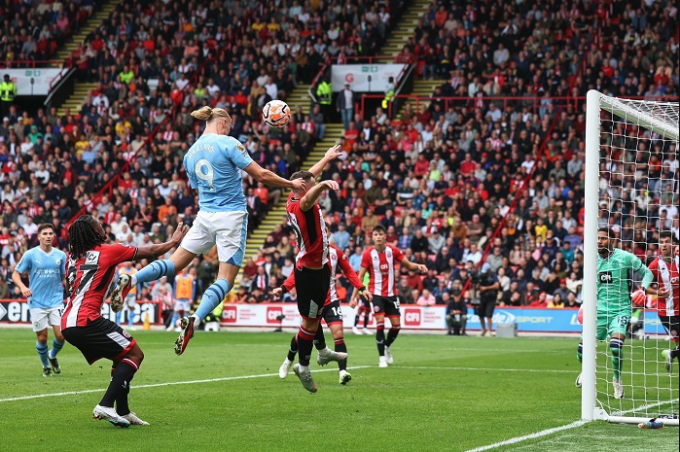 Haaland đánh đầu ghi bàn ở trận thắng Sheffield United 2-1 thuộc vòng ba Ngoại hạng Anh. Ảnh: Reuters