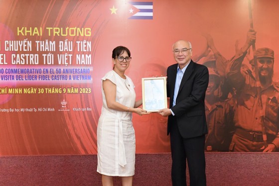 Tổng Lãnh sự Cuba tại TPHCM tặng quà cho đồng chí Phan Nguyễn Như Khuê, Trưởng Ban Tuyên giáo Thành ủy TPHCM. Ảnh: VIỆT DŨNG ảnh 2