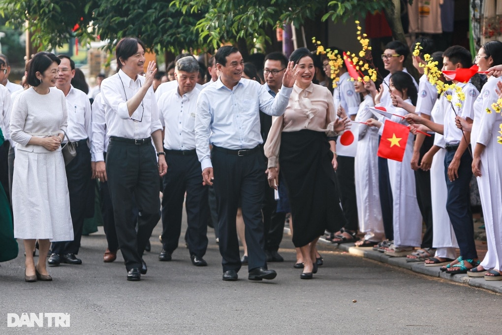 Hoàng Thái tử Nhật Bản và Công nương vẫy tay chào người dân phố cổ Hội An - 1