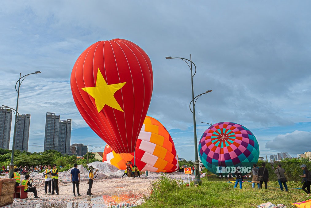 Do điều kiện thời tiết trong ngày 2.9 không thuận lợi, các khinh khí cầu chỉ bay treo ở tầm thấp. Ảnh: Nguyễn Khánh Vũ Khoa