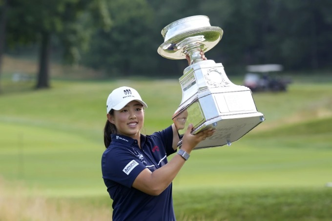 Yin nâng cup vô địch Womens PGA Championship ngày 25/6. Ảnh: AP