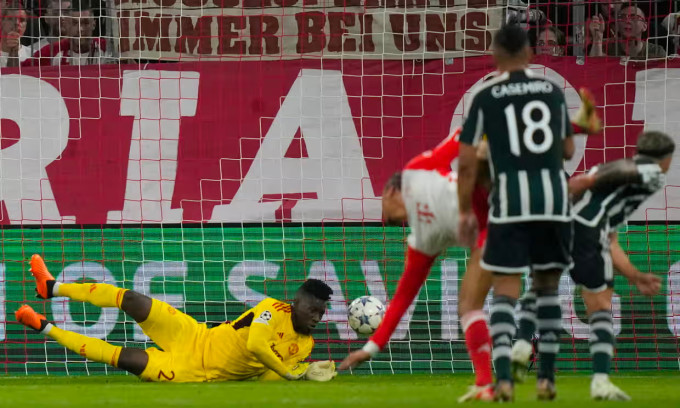 Tình huống Andre Onana bắt trượt bóng dẫn tới bàn thua đầu tiên của Man Utd. Ảnh: AP