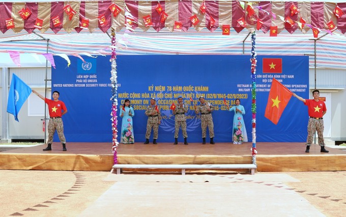 Thành viên Đội công binh số 2 biểu diễn văn nghệ chào mừng ngày Quốc khánh tại Abyei. Ảnh: ĐCB