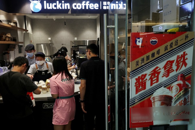 Bên trong một cửa hàng của Luckin Coffee tại Bắc Kinh hôm 4/9. Ảnh: Reuters