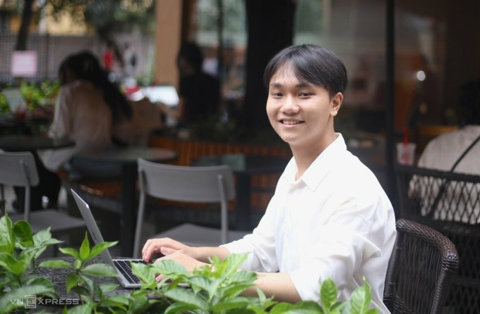 Thăng Long ngồi làm việc tại quán cafe gần Đại học Bách khoa Hà Nội, chiều 27/9. Ảnh: Dương Tâm