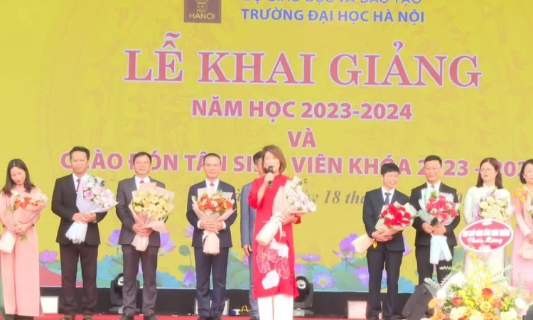 Thầy cô Đại học Hà Nội chào tân sinh viên bằng 13 ngôn ngữ