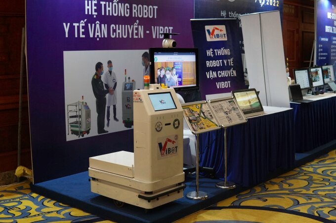 Robot y tế vận chuyện -Vibot được giới thiệu tại Ngày hội Trí tuệ Nhân tạo Việt Nam 2022. Ảnh: Lưu Quý