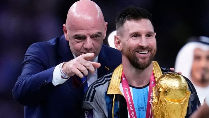 Chủ tịch FIFA Gianni Infantino (trái) và Lionel Messi trong lễ trao World Cup 2022 ở Lusail, Qatar ngày 18/12/2022. Ảnh: Sky Sports