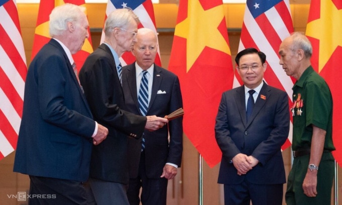 Chủ tịch Quốc hội Vương Đình Huệ và Tổng thống Biden chứng kiến lễ trao kỷ vật chiến tranh tại Nhà Quốc hội chiều 11/9. Ảnh: Ngọc Thành