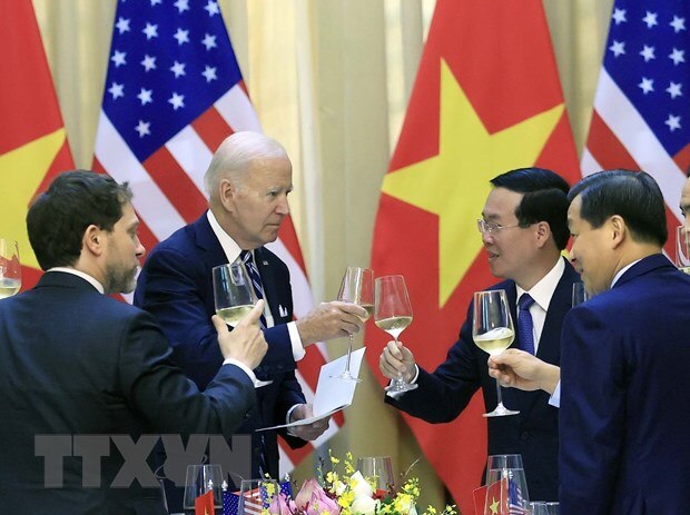 Chủ tịch nước Võ Văn Thưởng và Tổng thống Hoa Kỳ Joe Biden nâng ly chúc mừng. (Ảnh: Thống Nhất/TTXVN)