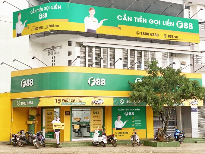 Bên ngoài một phòng giao dịch của chuỗi cầm đồ F88. Ảnh: F88