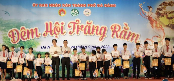 Thành phố trao học bổng cho các em có hoàn cảnh khó khăn vượt khó vươn lên trong học tập.