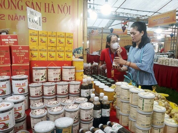 Người tiêu dùng tham quan gian hàng tại Festival nông sản Hà Nội lần 2 năm 2023.(Ảnh. Hoài Nam)