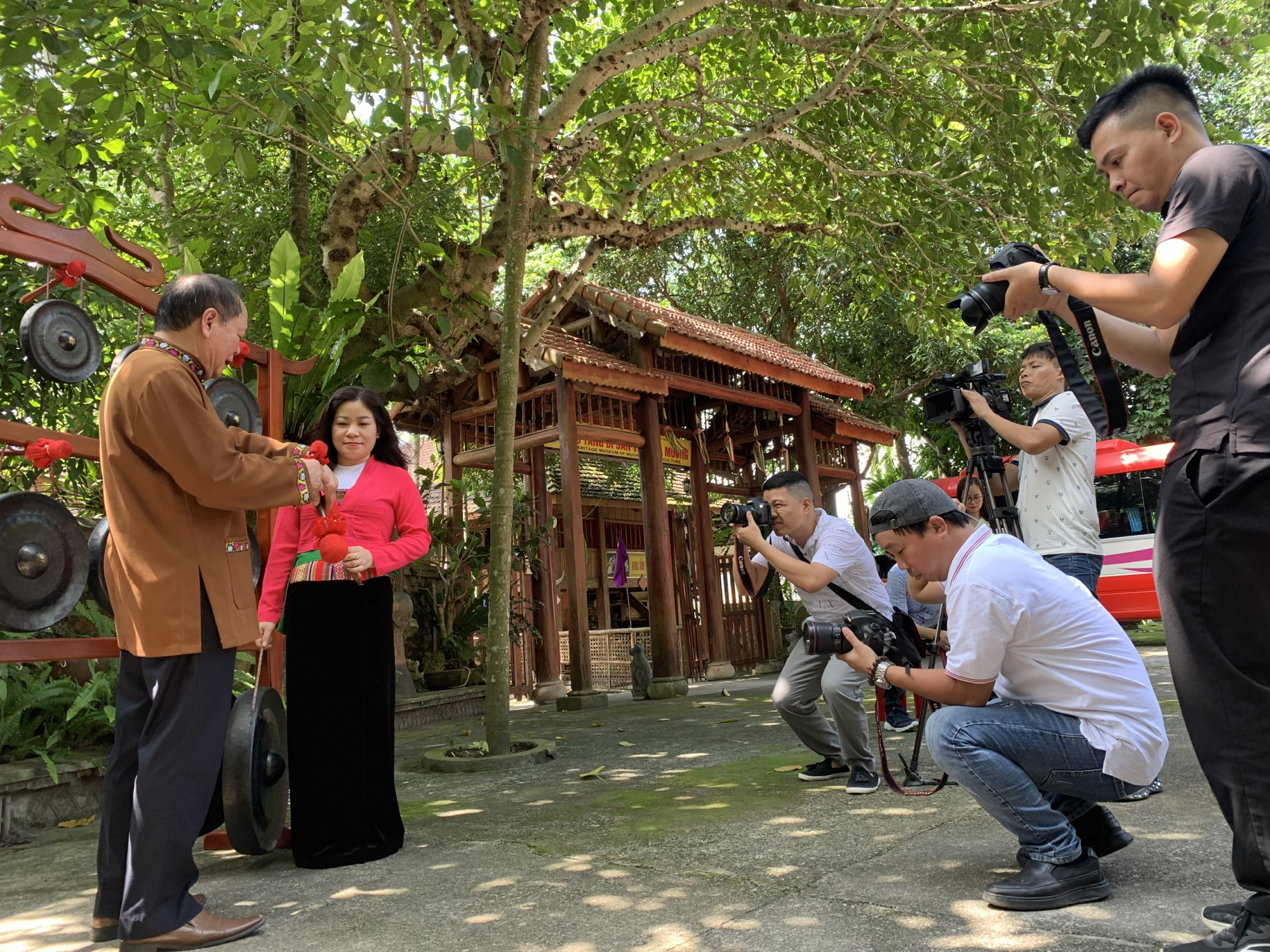 nha bao kieu thanh hung di de khoi day su dam me nuoi duong lua nghe hinh 1