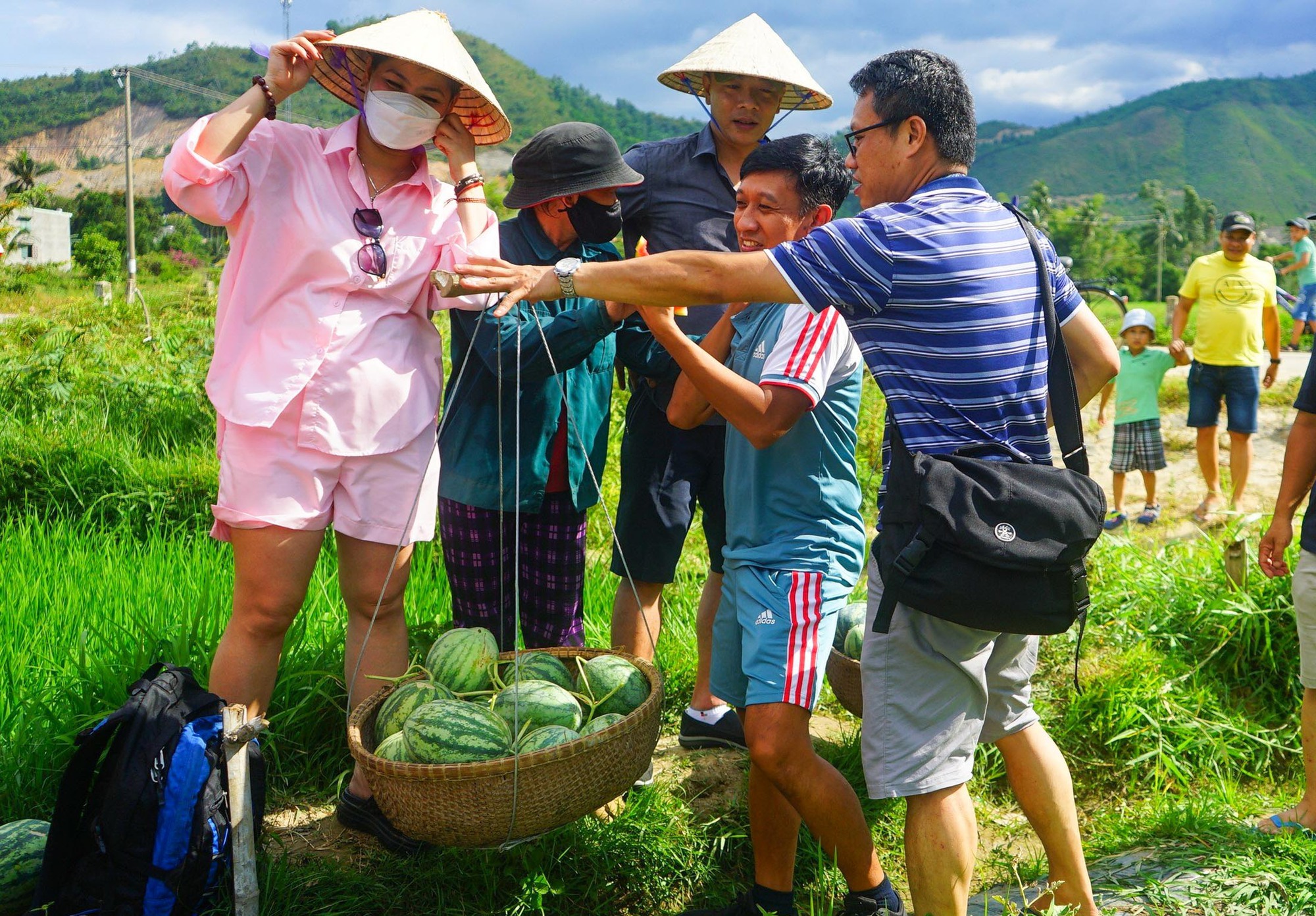 Du khách &quot;bỏ phố về quê&quot; trải nghiệm hái dưa hấu dưới chân núi - Ảnh 1.