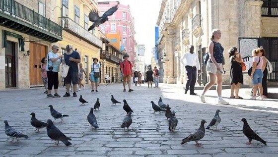 Du khách nước ngoài trên đường phố thủ đô La Habana, Cuba. Ảnh: Telesur ảnh 1