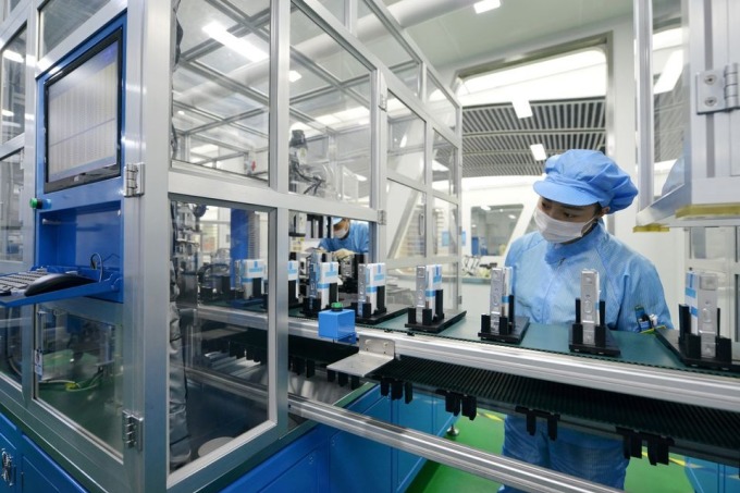 Công nhân một nhà máy sản xuất pin lithium-ion tại Chiết Giang (Trung Quốc). Ảnh: Reuters