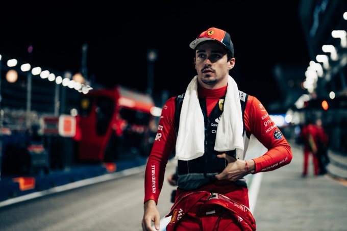 Leclerc rảo bước trong khu vực kỹ thuật của Ferrari sau Grand Prix Singapore kết thúc ngày 17/9. Ảnh: Scuderia Ferrari