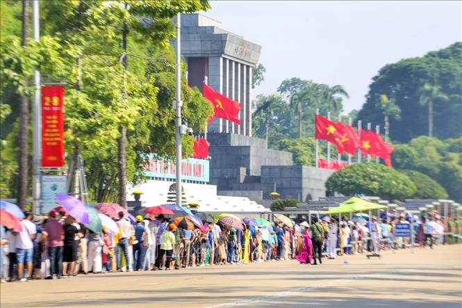 gan 33000 luot nguoi vao lang vieng bac trong ngay 2 9 hinh 1