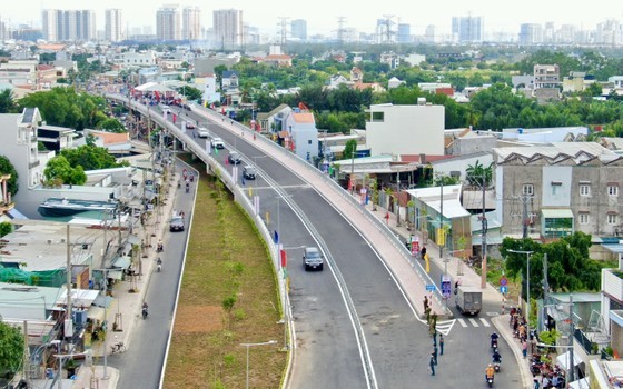 Cầu Long Kiểng, một dự án đầu tư công đã giải quyết được vướng mắc về bồi thường và thông xe vào ngày 8-9 vừa qua. Ảnh: HOÀNG HÙNG ảnh 1