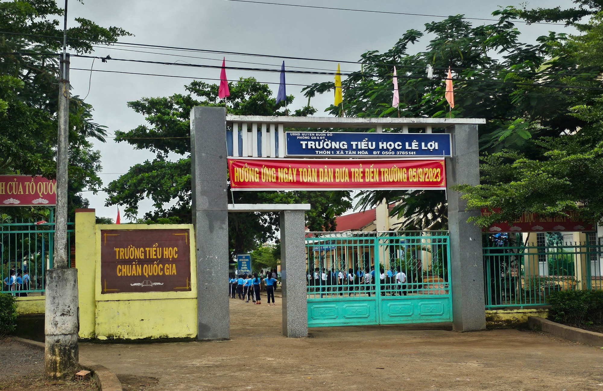 Giáo viên tiếng Anh duy nhất của trường bị điều chuyển, hàng trăm học sinh thiệt thòi  - Ảnh 1.