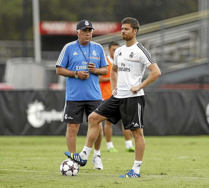 Ancelotti (trái) và Alonso khi cùng làm việc ở Real. Ảnh: AFP