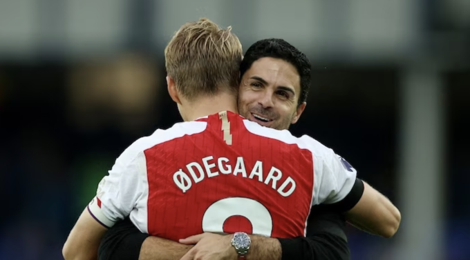 Arteta ăn mừng cùng thủ quân Martin Odegaard sau trận thắng Everton ở vòng 5 Ngoại hạng Anh. Ảnh: Reuters