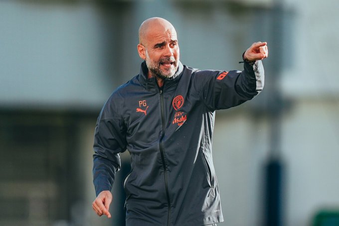 Guardiola chỉ đạo các cầu thủ Man City tập luyện chiều 29/9. Ảnh: MCFC