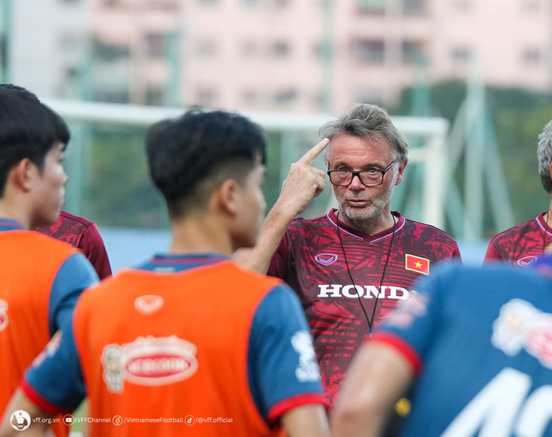 HLV Troussier cảnh báo học trò trước vòng loại U23 châu Á - Ảnh 1.