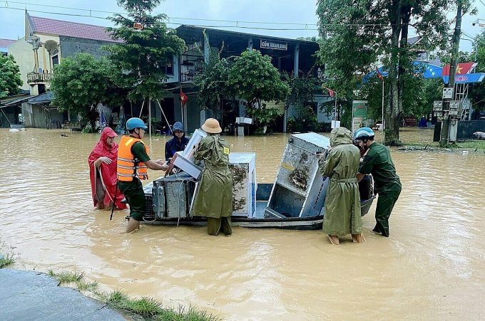 Người dân huyện Quỳ Châu di dời tài sản tránh lũ, sáng 27/9. Ảnh: Hùng Lê