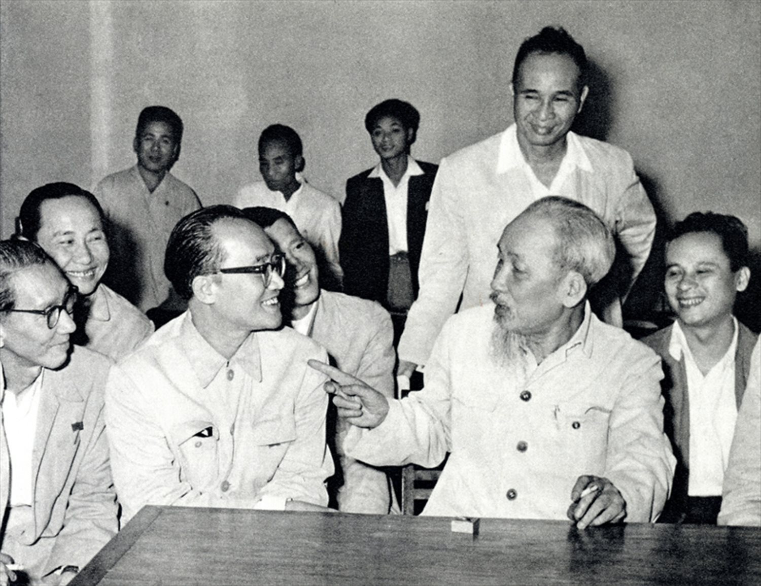 ho-chi-minh-noi-chuyen-than-mat-voi-cac-dai-bieu-tri-thuc-du-hoi-nghi-chinh-tri-dac-biet-3.1964.jpg