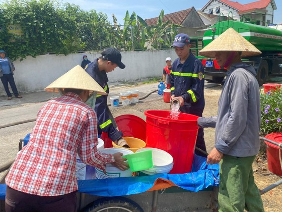 Xe chuyên dụng của Phòng Cảnh sát Phòng cháy chữa cháy và Cứu nạn cứu hộ Công an Hà Tĩnh chở nước sạch phục vụ người dân