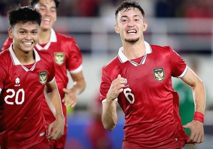 Ivar Jenner (phải) ăn mừng khi mở tỷ số cho Indonesia trong trận thắng 2-0 Turkmenistan ở vòng loại U23 châu Á 2024. Ảnh: PSSI