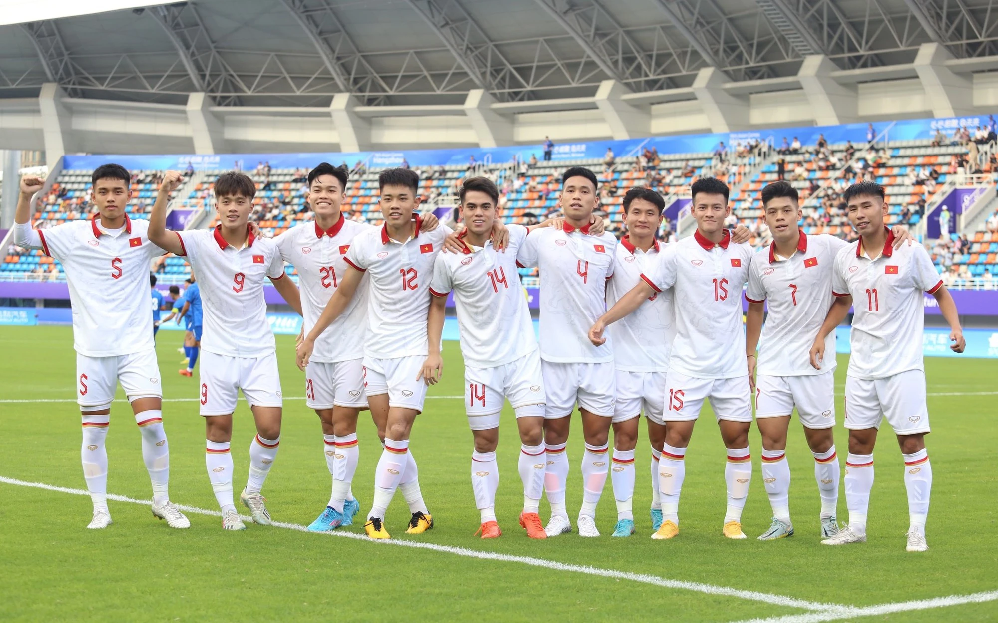 ASIAD 19: &quot;Vua giải trẻ&quot; tỏa sáng, Olympic Việt Nam thắng dễ Mông Cổ  - Ảnh 1.