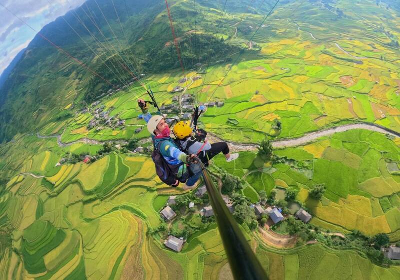 Ông Đặng Văn Mỹ hy vọng bay dù lượn có thể góp phần giúp Mù Cang Chải trở thành địa điểm du lịch thu hút khách bốn mùa, chứ không chỉ riêng mùa lúa chín. Ảnh: Bảo Nguyên