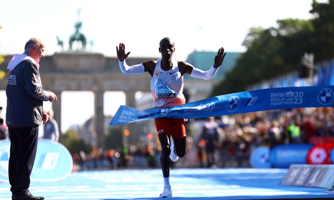 Kipchoge về đích ở Berlin Marathon 2023 ngày 24/9. Ảnh: Reuters