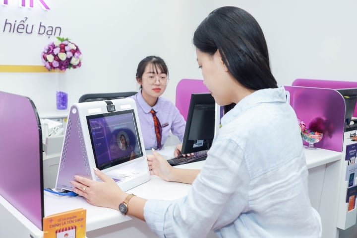 Khách hàng đến TPBank giao dịch nhanh chóng mà không cần giấy tờ.