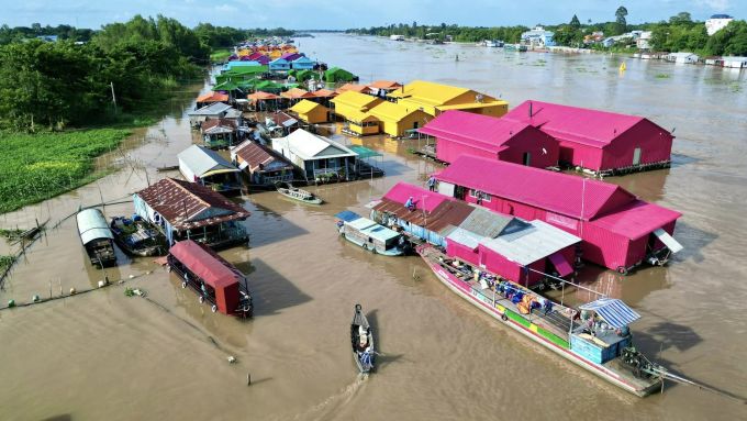 Làng bè sắc màu trên sông Châu Đốc. Ảnh: Khương Nhật Minh