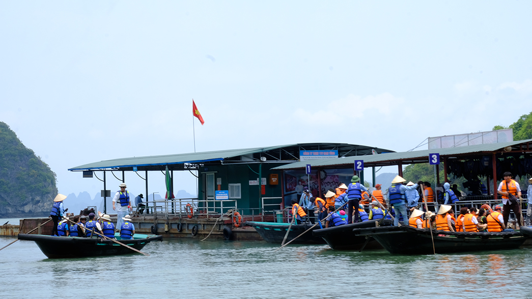 Loay hoay triển khai dịch vụ giải trí dưới nước trên vịnh Hạ Long  - Ảnh 1.