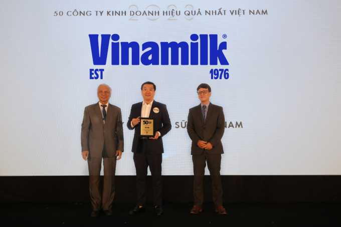 Ông Đỗ Thanh Tuấn - Giám đốc Đối ngoại Vinamilk - nhận danh hiệu Top 50 Công ty kinh doanh hiệu quả nhất Việt Nam, tại TP HCM, ngày 16/9. Ảnh: Nhịp cầu Đầu tư