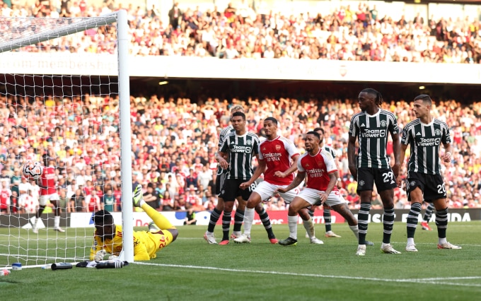 Thủ môn Andre Onana (áo vàng) chịu thua sau cú sút nâng tỷ số lên 2-1 của Declan Rice, trong trận Arsenal - Man Utd hôm 3/9. Ảnh: Reuters