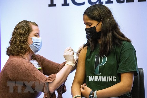 Tiêm vaccine phòng Covid-19 cho người dân tại Hartford, bang Connecticut, Mỹ. Ảnh: AFP/TTXVN