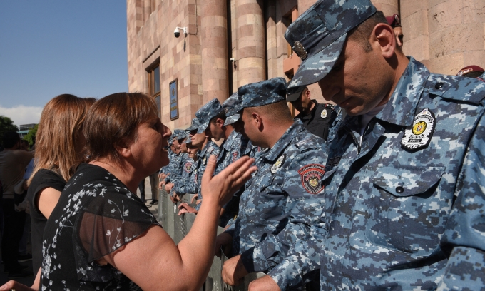 Người biểu tình đứng trước cảnh sát Armenia tại Yerevan hôm 20/9. Ảnh: AFP