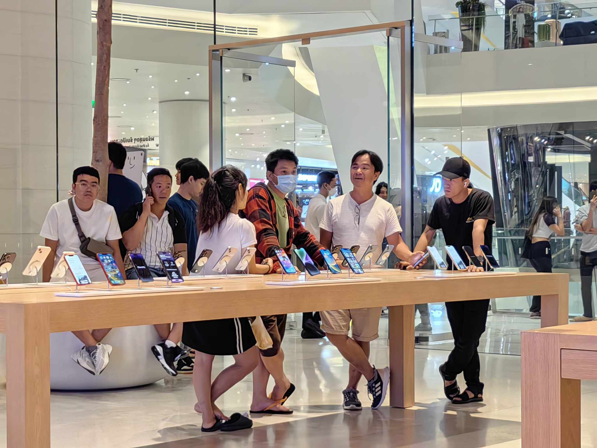 Một nhóm người Việt có mặt tại Apple Store ở Iconsiam (Thái Lan) tối 21.9