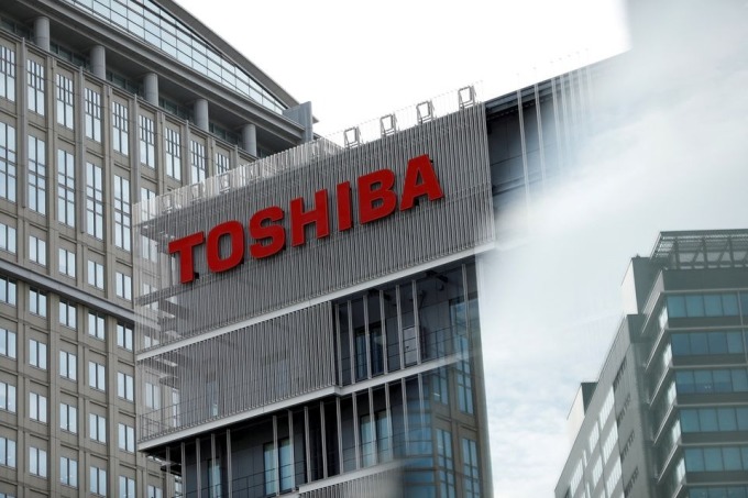 Bên ngoài tòa nhà của Toshiba tại Kawasaki (Nhật Bản). Ảnh: Reuters