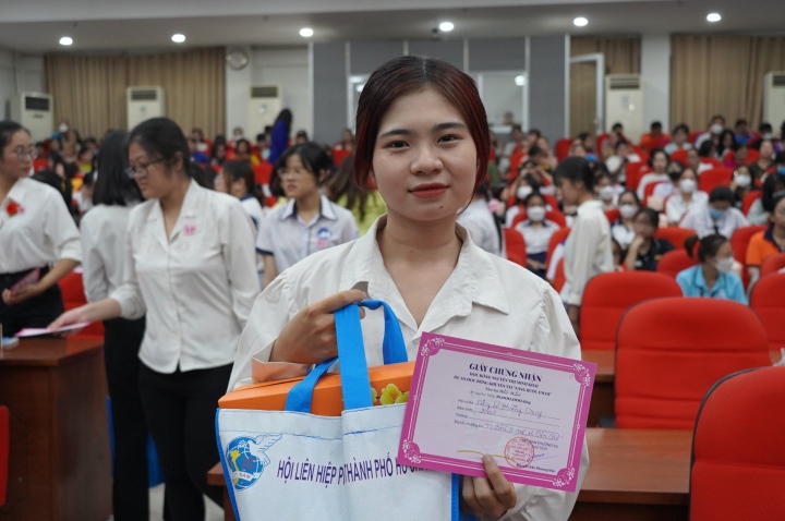 For Dang Le Phuong Dung, the Nguyen Thi Minh Khai scholarship is a valuable source of encouragement to help her realize her dream of studying.