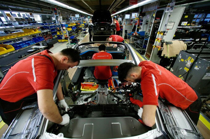 Nhân viên làm việc tại nhà máy Porsche ở Stuttgart-Zuffenhausen, Đức, ngày 19/2/2019. Ảnh: Reuters