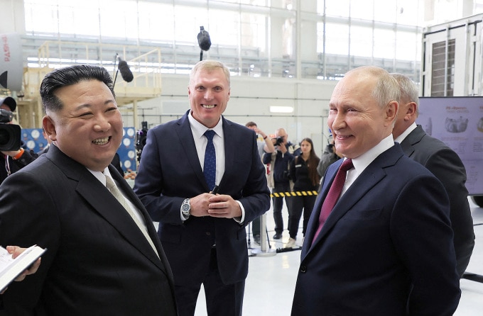 Tổng thống Nga Putin (phải) và lãnh đạo Triều Tiên Kim Jong-un tại Vostochny Cosmodrome, sân bay vũ trụ hiện đại nhất của Nga, ngày 13/9. Ảnh: KCNA