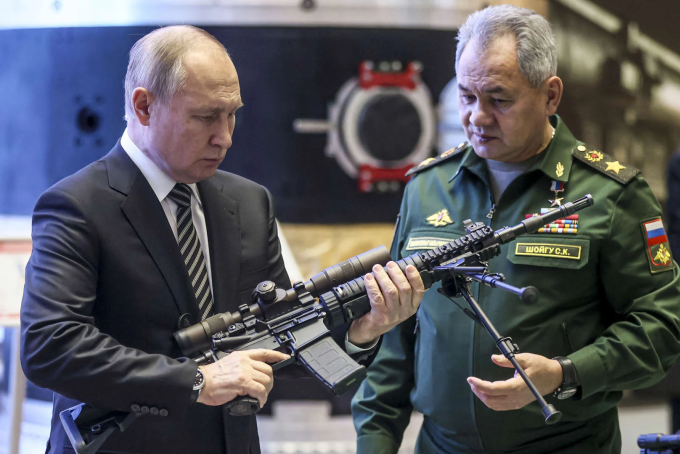 Tổng thống Putin cùng Bộ trưởng Quốc phòng Nga Sergei Shoigu kiểm tra một khẩu súng trường tháng 12/2021. Ảnh: Reuters